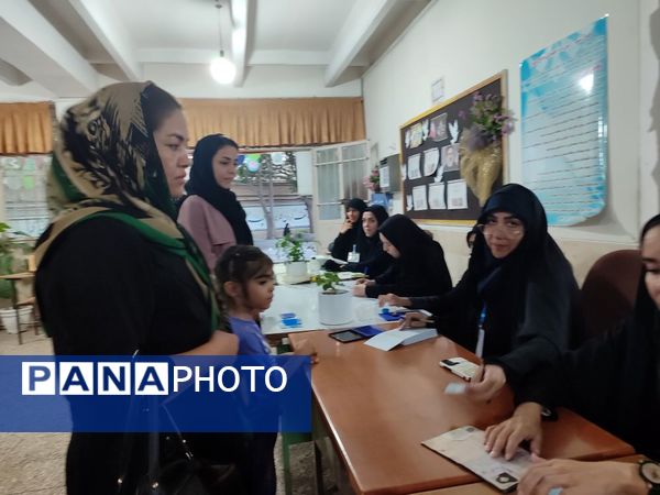 مرحله دوم انتخابات ریاست‌جمهوری باحضور مردم ولایت‌مدار مشهد در هنرستان ایراندخت 