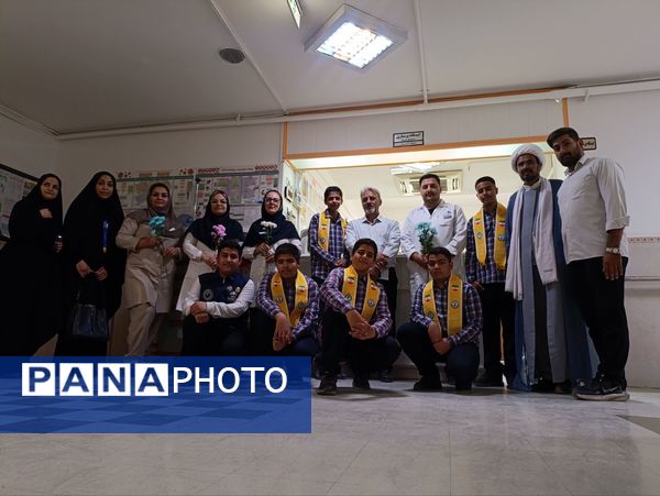 قدردانی پیشتازان دبیرستان باقریه از فرشتگان سفیدپوش در بیمارستان موسی بن جعفر(ع)