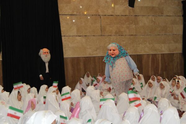 جشن عبادت ۱۳۰۰ نفر از دختران منطقه ۱۰ در مهدیه امام حسن مجتبی(ع)