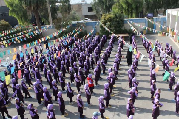 حضور پلیس در دبستان فاطمه‌الزهرا برای آموزش پیشگیری از آسیب‌های اجتماعی