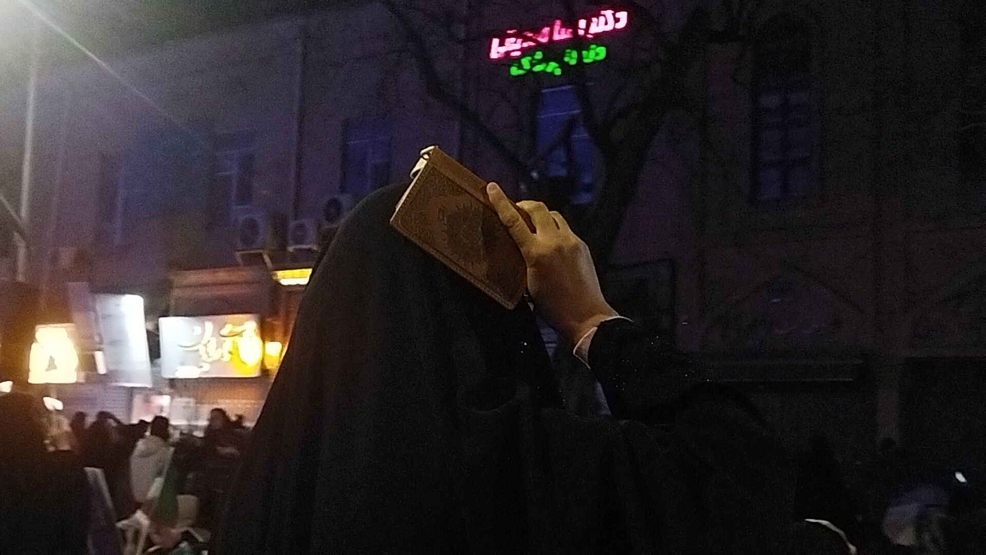 نیشابوری ها قرآن ها را به سر گرفتند-۱ 