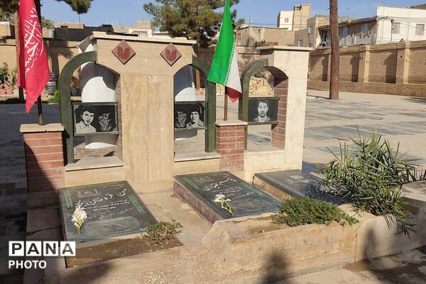 حضور مسئولان آموزش و پرورش ورامین در مزار امامزاده یحیی (ع) به‌مناسبت هفته دفاع مقدس