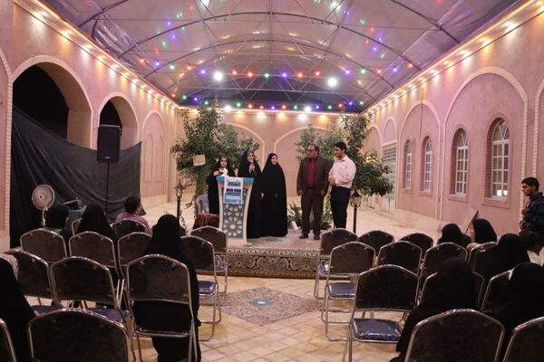 «محفل شهریور شعر» با حضور دانش‌آموزان یزدی