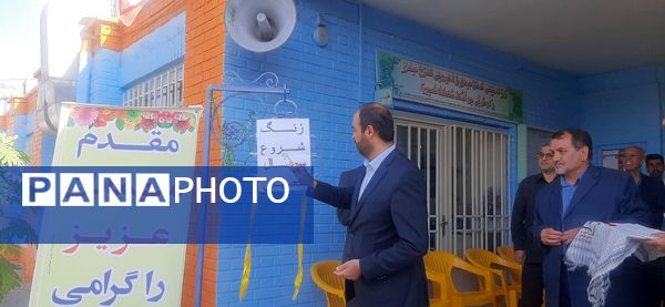 زنگ مهر در دبیرستان شاهد ابوذر غفاری نیشابور به صدا در آمد 