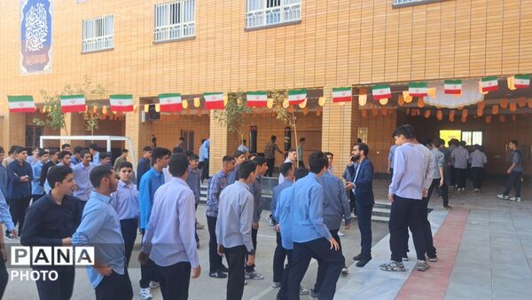 بازدید مسئولان ناحیه چهار قم از مدرسه سرای ایرانی