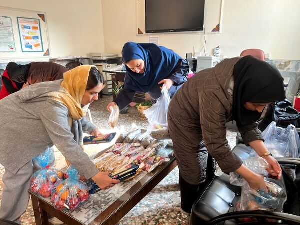 اهدای پک‌های شب یلدا به دانش‌آموزان کم برخوردار دبستان المهدی ناحیه یک کرج