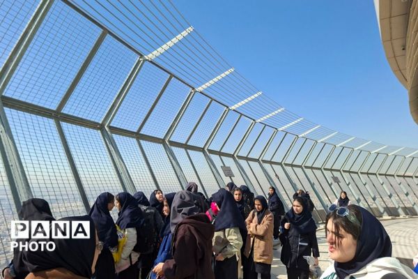 بازدید پرشور دختران دبیرستان قیام و بعثت‌۲ از بلندترین نماد پایتخت
