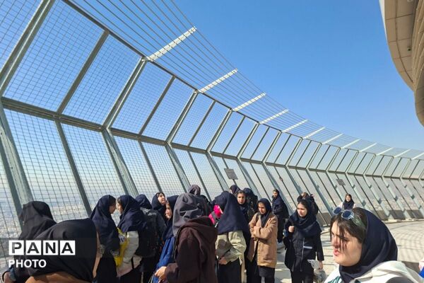 بازدید پرشور دختران دبیرستان قیام و بعثت‌۲ از بلندترین نماد پایتخت