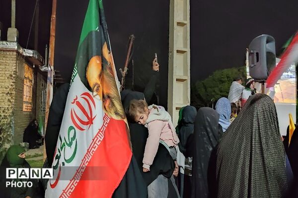 یک دنیا شاهد و مبهوت از حضور خیابانی مردم شهر بار