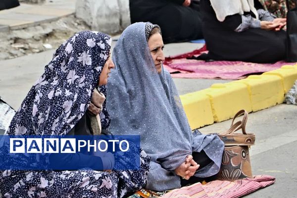 صفوف به‌هم پیوسته نمازگزاران در قروه