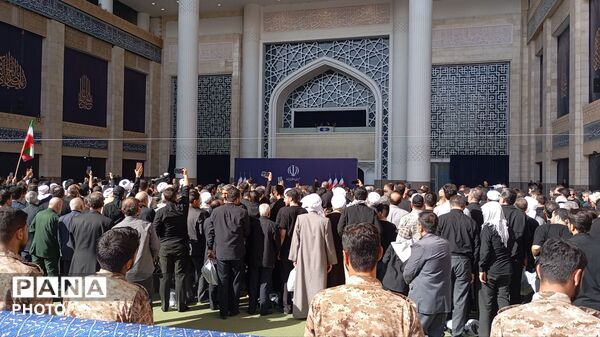 ایستادن علمای شیعه و سنی در یک صف برای نماز بر پیکر شهید
