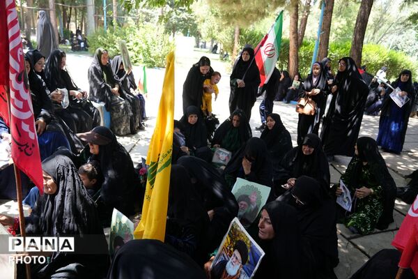 تجمع باشکوه مردم لردگان از گلزار شهدا تا مزار شهدای گمنام چشمه‌برم 