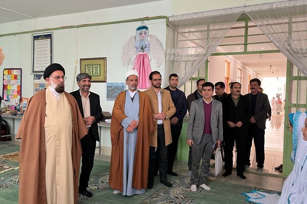 لحظه‌های ناب بندگی در نماز جماعت دانش‌آموزان آباده