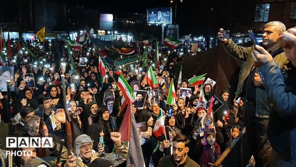 حضور با شکوه قشرهای مختلف مردم دلفان در پانزدهمین اجتماع شبانه در میدان امام خمینی(ره)