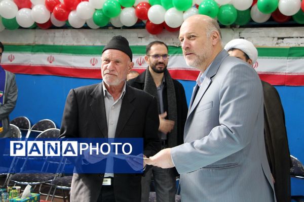 هم‌سرایی هزار نفری دانش‌آموزان یاور انقلاب در اسلامشهر