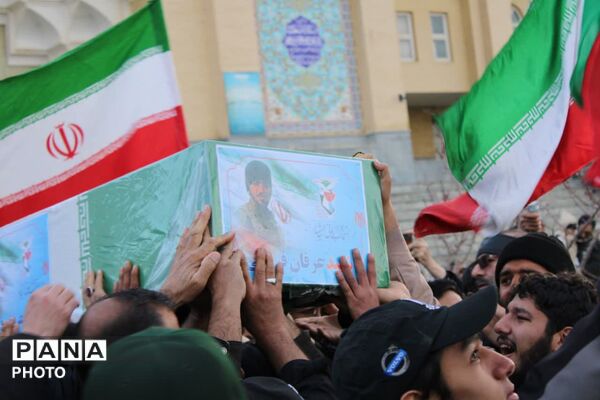 تشییع پیکر مطهر سه شهید والامقام جنگ رمضان در همدان 