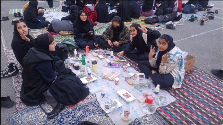 همدلی دانش‌آموزان دبیرستان کوثر کهک در برپایی مراسم افطاری/ فیلم