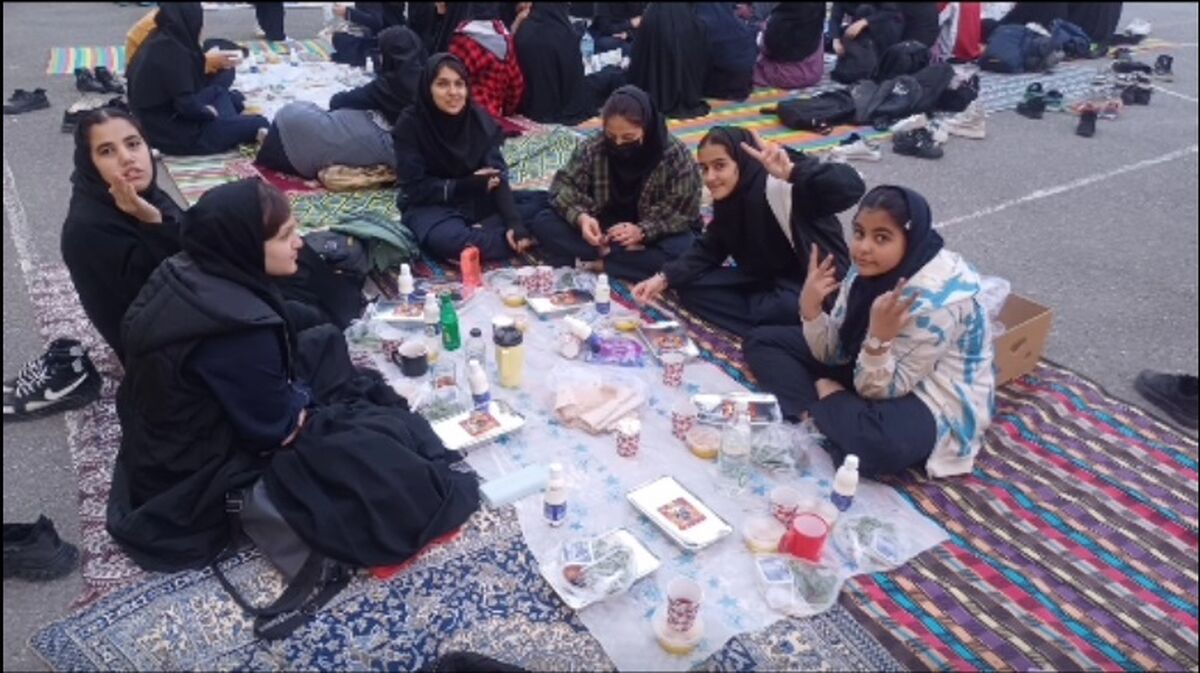 همدلی دانش‌آموزان دبیرستان کوثر کهک در برپایی مراسم افطاری/ فیلم