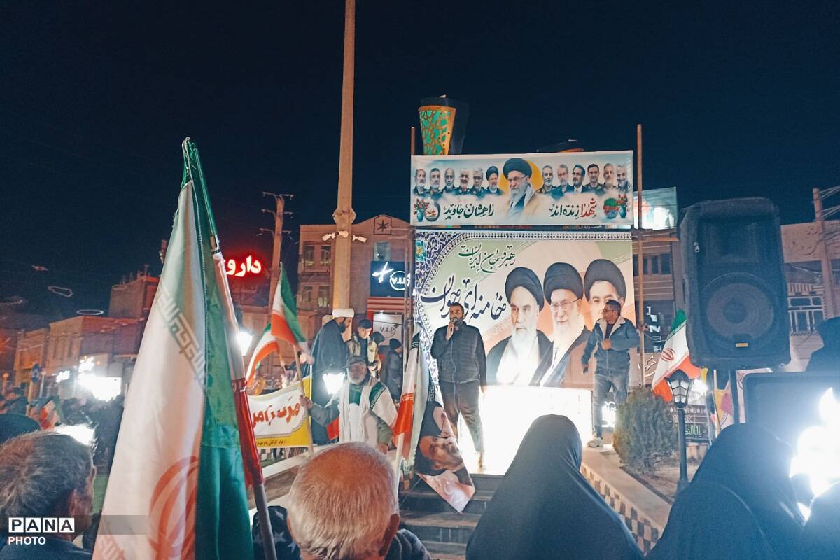 بیعت پر‌شور دانش‌آموزان دهه هشتادی با رهبر معظم جمهوری‌اسلامی در شهرستان فیروزکوه