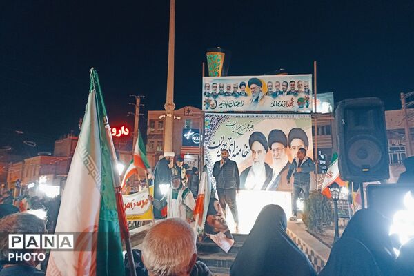 بیعت پر‌شور دانش‌آموزان دهه هشتادی با رهبر معظم جمهوری‌اسلامی در شهرستان فیروزکوه