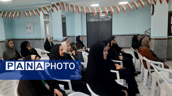 آذین‌بندی دهه فجر و نواخته شدن زنگ انقلاب در دبیرستان حضرت آسیه(س) حاجی‌آباد