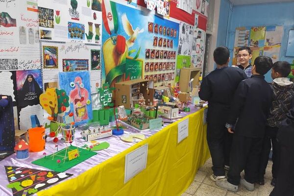 برپایی نمایشگاه دستاوردهای خلاقانه و نقاشی همگانی در دبستان شهید چمران ناحیه دو شهرری 
