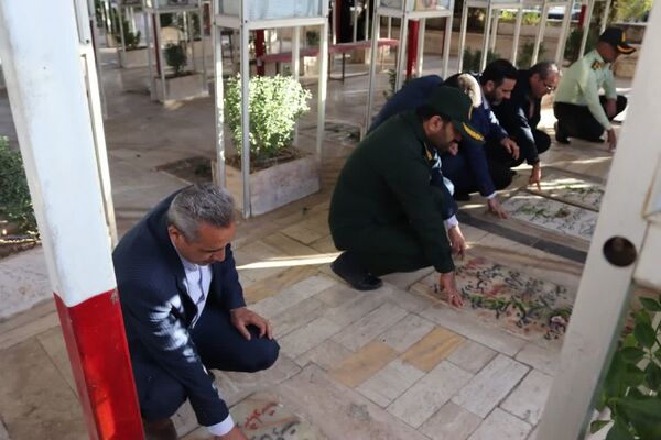  حال و هوای خاص گلباران مزار شهدا در گلزار شهدای شهرستان محلات