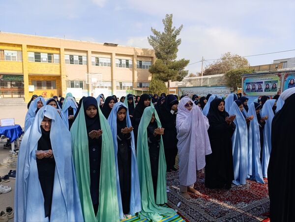 اقامه نماز باران در مدرسه شاهد قدسیان