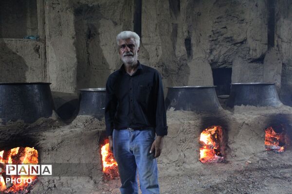 آماده‌سازی حلیم عاشورا در روستای اسحاق‌آبادی نیشابور