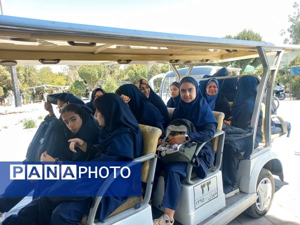 غبارروبی مزارشهدا توسط دانش‌آموزان منطقه ۱۳