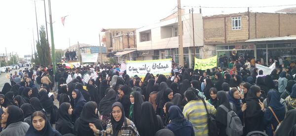دانش‌آموزان شهرستان دره شهر در روز دانش‌آموز، شعارهای ضد استکباری سر دادند