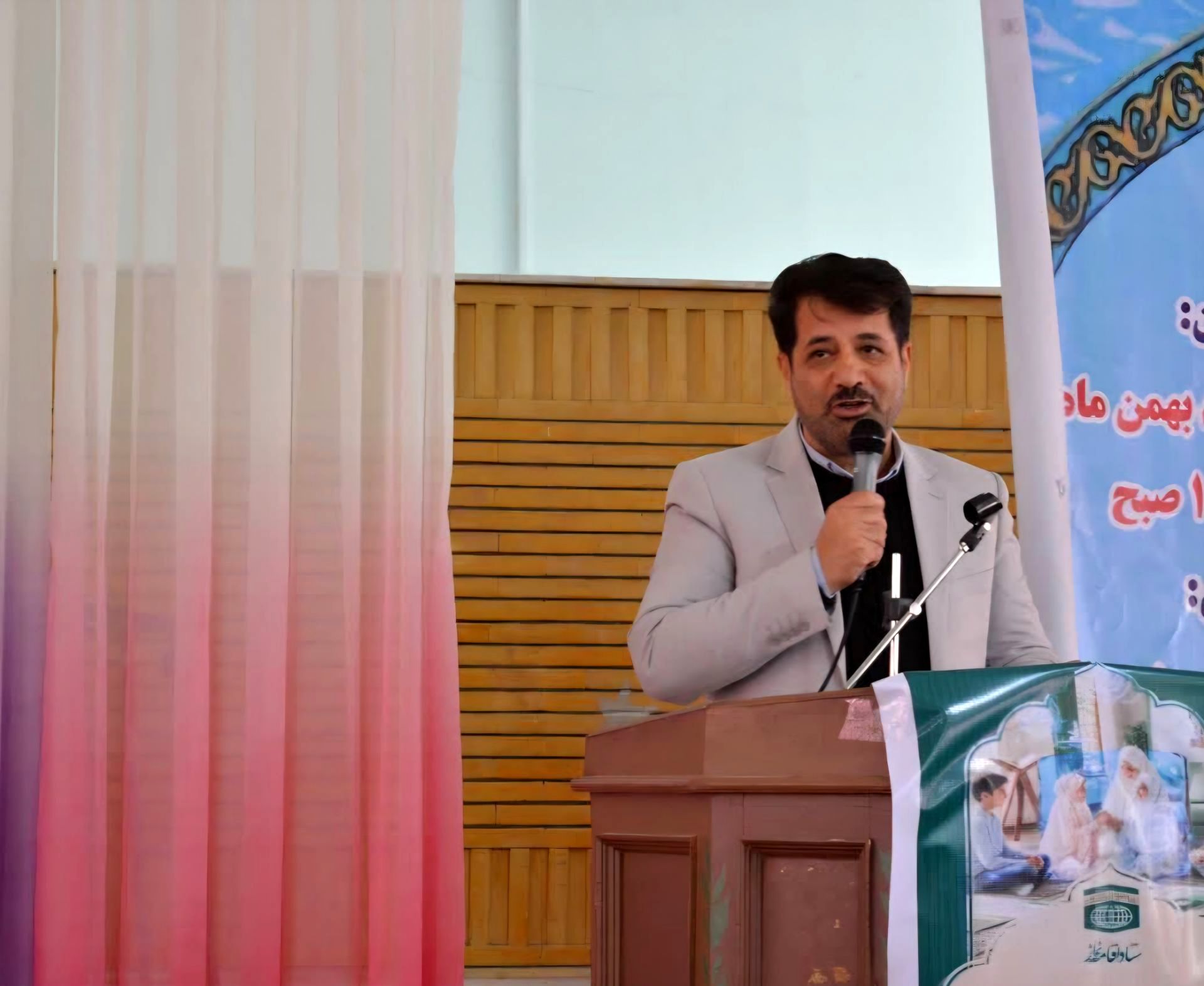 تقویت باور دینی و دانش فرهنگی، راه مقابله با انحراف نسل جوان است 