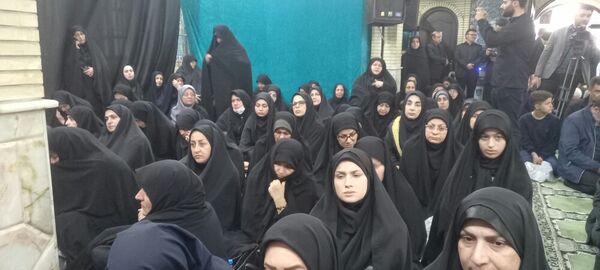 نمایش قدرشناسی فرهنگیان گیلان در مراسم سوگواری شهدای خدمت در مسجد قدس رشت