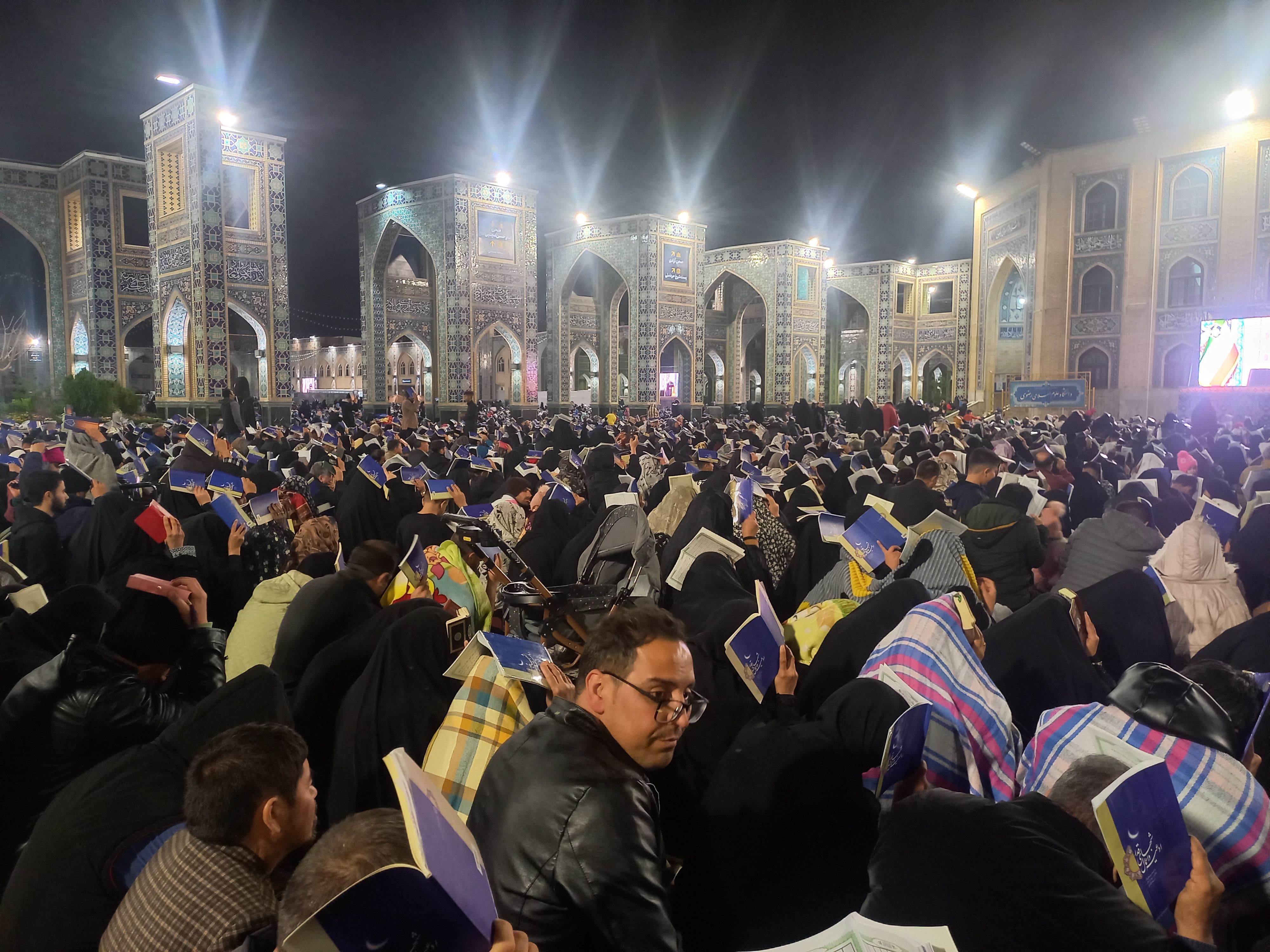 ساعاتی در آغوش پروردگار در حرم مطهر رضوی
