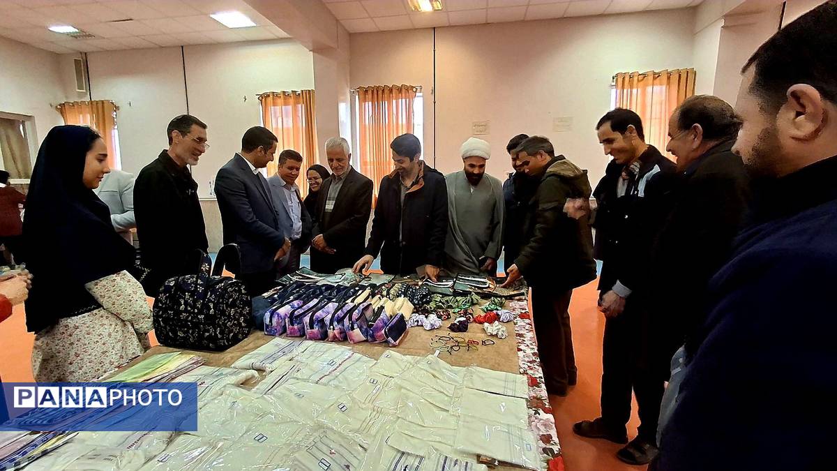 بازدید مسئولان و دانش‌آموزان از نمایشگاه دستاوردهای هنرستان بنت‌الهدی صدر