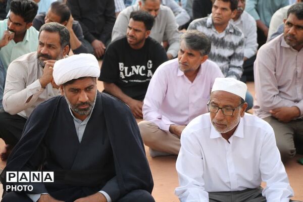 طنین نماز عید قربان در بقعه متبرک امامزاده شاه قطب‌الدین حیدر (ع) رودان