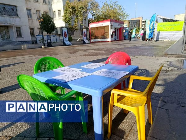 حضور دانش آموزان شیرازی درغرفه‌های فرهنگی راهپیمایی 13 آبان