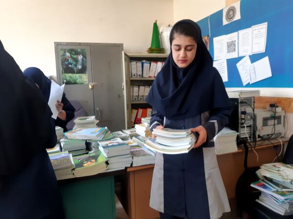 آغاز توزیع کتاب‌های درسی در مدرسه خدیجه کبری زاغه