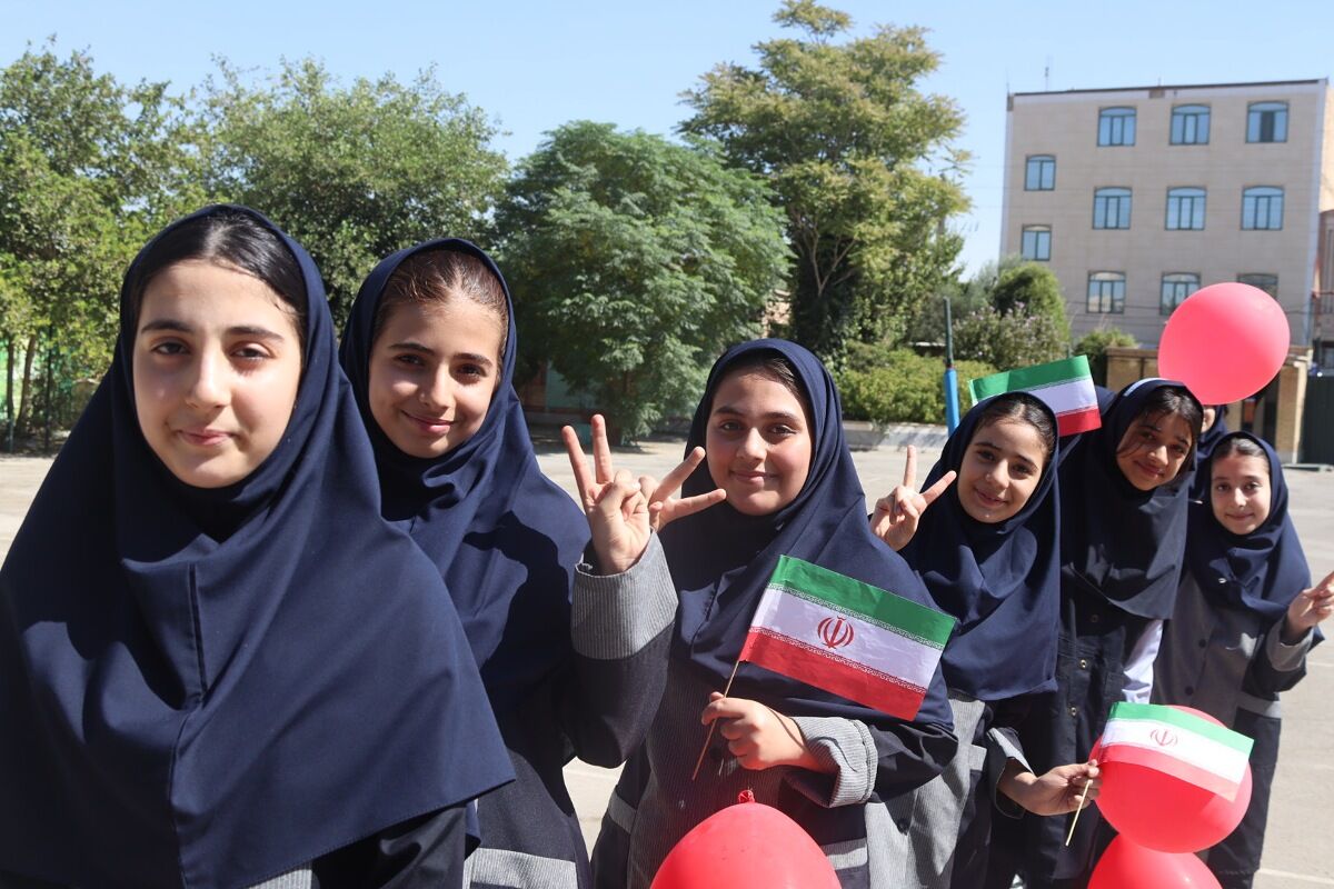 آغاز راه  هفتمی ها در «جشن جوانه‌ها» دبیرستان مبین