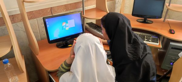 بازدید دانش‌آموزان پیشتاز‌ مدرسه شهید خاقانی از کلاس‌های رایانه کانون سمیه شیروان