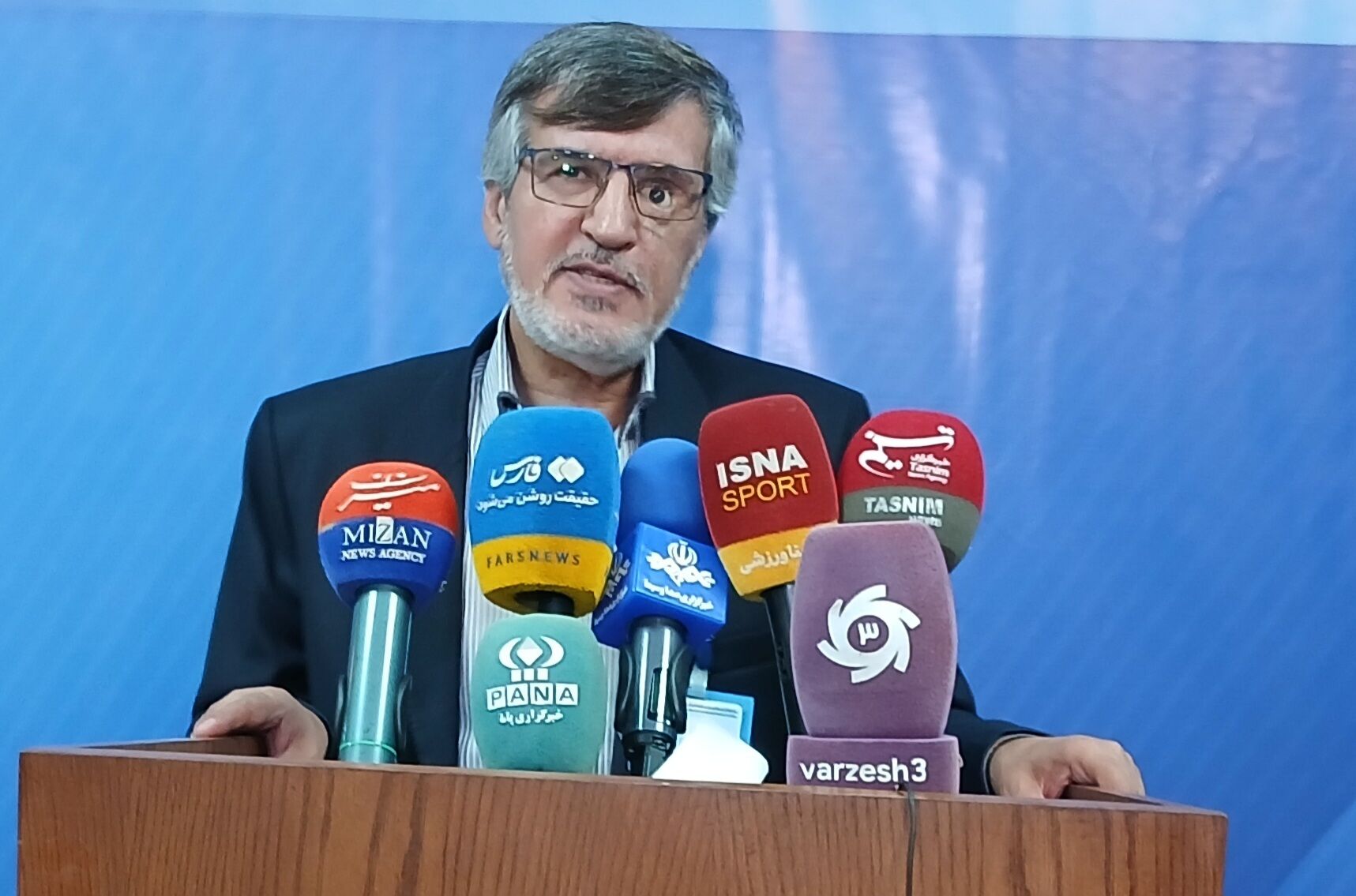 روح‌الله رستم پرچمدار کاروان جان فدای ایران قوی در بازی‌های پاراسیایی ناگویا/مونا جهانگرد دانش آموز مدرسه شجره طیبه مینا سرپرست فرهنگی کاروان ایران+فیلم
