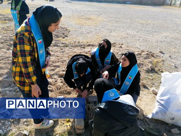 جشن انقلاب در دبیرستان حضرت فاطمه (س) و هنرستان عفاف، شهر تیتکانلو