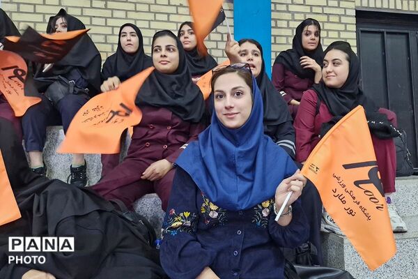 حضور پرشور دانش‌آموزان هنرستان کبری زرگران ملارد در مسابقات لیگ برتر فوتسال بانوان