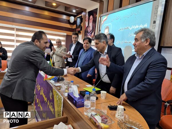 معلمان نمونه در قاب افتخار آموزش و پرورش منطقه ۵