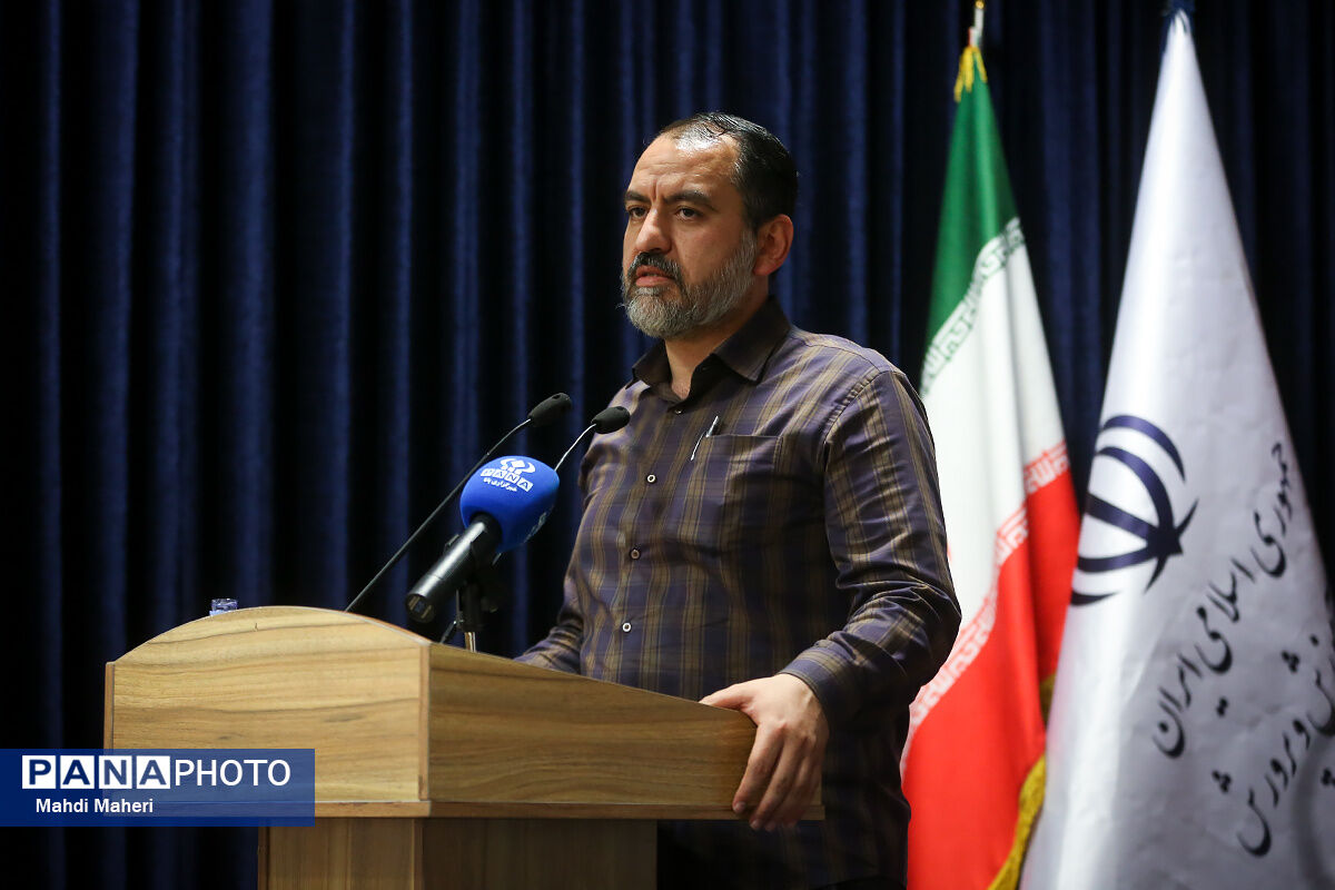 معلمان با عشق و اهتمام مضاعف، آموزه‌های بلند امام خمینی (ره) را به دانش‌آموزان منتقل کنند