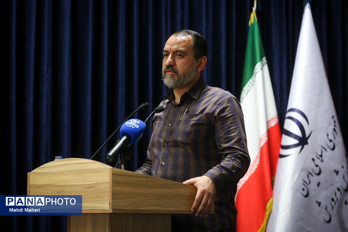 معلمان با عشق و اهتمام مضاعف، آموزه‌های بلند امام خمینی (ره) را به دانش‌آموزان منتقل کنند