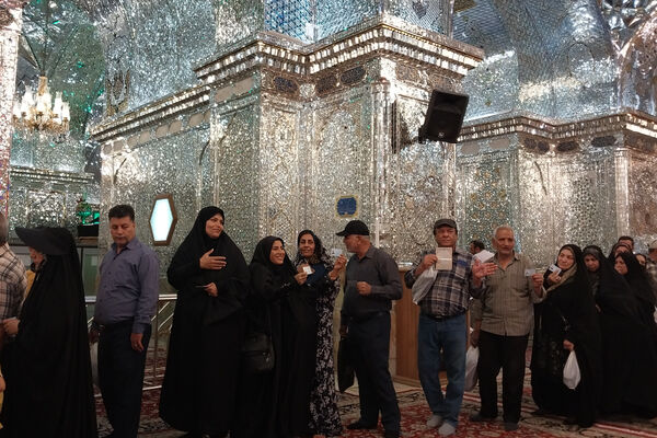 شاهچراغ مملو از مردمی که برای انتخابات حضور پیدا کردند