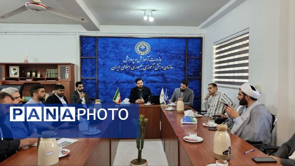 جلسه هم‌اندیشی رئیس سازمان دانش‌آموزی استان با مدیران مدرسه