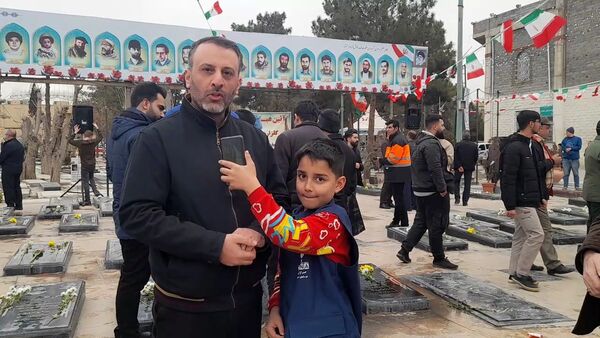 مراسم عطرافشانی مزار شهدا با حضور پرشکوه نوجوانان دهه نودی