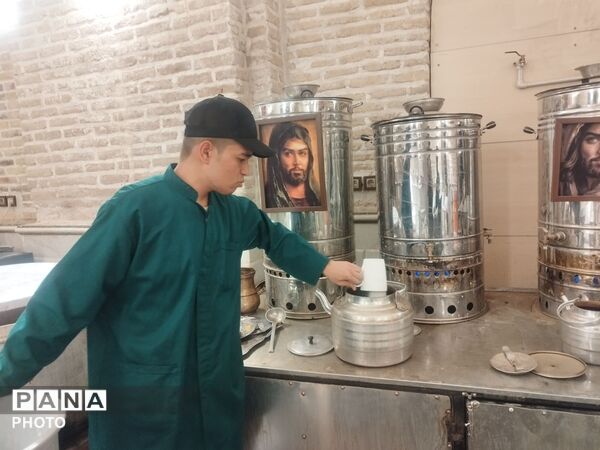 عطر محبت حضرت زهرا(س) در چایخانه حسینیه امام نیشابور پیچید
